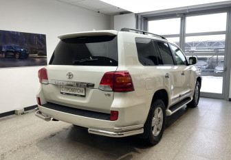 Подержанный автомобиль Toyota Land Cruiser Suv 2013 года (5 фото)