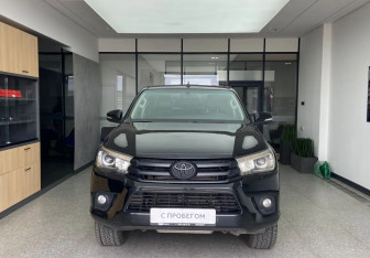 Подержанный автомобиль Toyota Hilux 2015 года (4 фото)