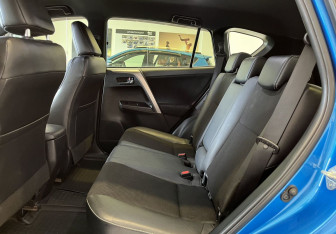 Подержанный автомобиль Toyota RAV4 2016 года (12 фото)