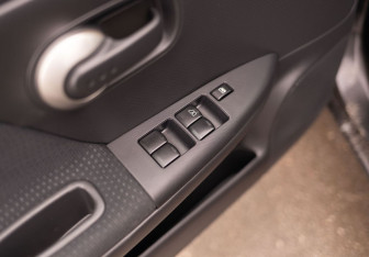 Подержанный автомобиль Nissan Note 2011 года (16 фото)