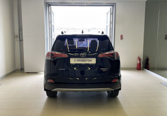 Подержанный автомобиль Toyota RAV4 2017 года (5 фото)