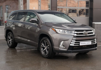 Подержанный автомобиль Toyota Highlander 2018 года (3 фото)