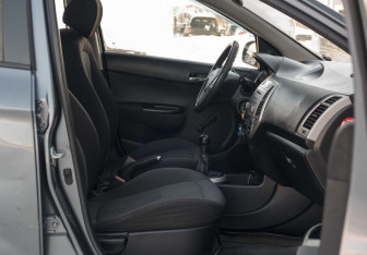 Подержанный автомобиль Hyundai i20 2010 года (16 фото)