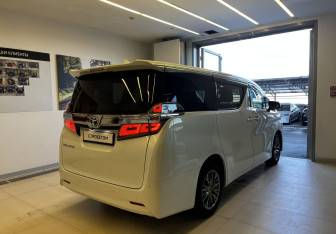Подержанный автомобиль Toyota Vellfire 2019 года (7 фото)
