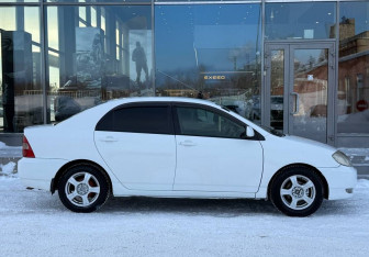 Подержанный автомобиль Toyota Corolla Sedan 2002 года (4 фото)