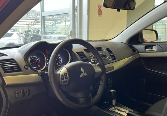 Подержанный автомобиль Mitsubishi Lancer Sedan 2011 года (7 фото)