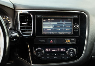 Подержанный автомобиль Mitsubishi Outlander 2012 года (14 фото)