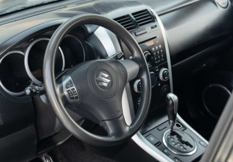 Подержанный автомобиль Suzuki Grand Vitara 2010 года (11 фото)