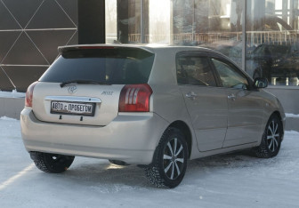 Подержанный автомобиль Toyota Allex 2003 года (5 фото)