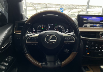 Подержанный автомобиль Lexus LX 2017 года (11 фото)