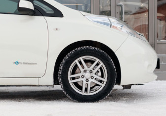 Подержанный автомобиль Nissan Leaf 2011 года (9 фото)