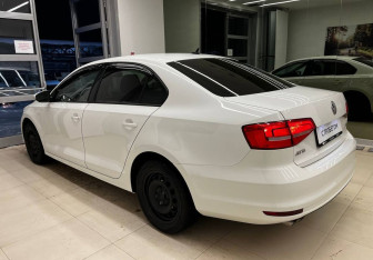 Подержанный автомобиль Volkswagen Jetta Sedan 2015 года (7 фото)