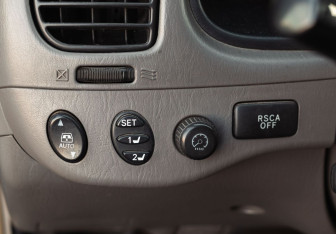 Подержанный автомобиль Toyota Sequoia 2004 года (17 фото)