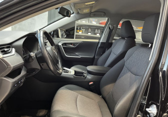 Подержанный автомобиль Toyota RAV4 2022 года (8 фото)