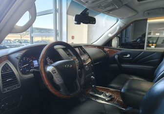 Подержанный автомобиль Infiniti QX80 2016 года (7 фото)