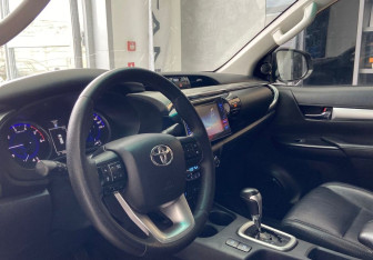 Подержанный автомобиль Toyota Hilux 2015 года (12 фото)