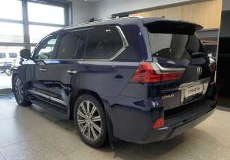 Подержанный автомобиль Lexus LX 2016 года (6 фото)