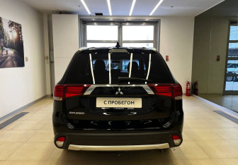 Подержанный автомобиль Mitsubishi Outlander 2020 года (6 фото)
