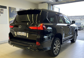 Подержанный автомобиль Lexus LX 2017 года (5 фото)