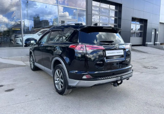Подержанный автомобиль Toyota RAV4 2017 года (9 фото)