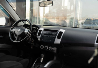 Подержанный автомобиль Mitsubishi Outlander 2007 года (10 фото)