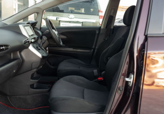 Подержанный автомобиль Toyota Wish Minivan 2013 года (19 фото)