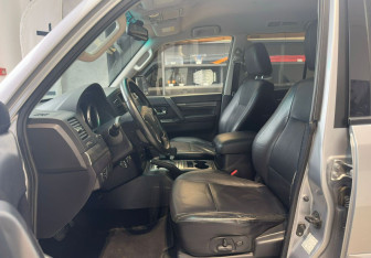 Подержанный автомобиль Mitsubishi Pajero 2011 года (17 фото)