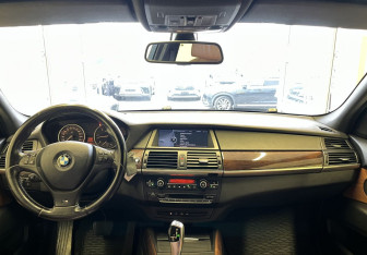 Подержанный автомобиль BMW X5 2009 года (9 фото)