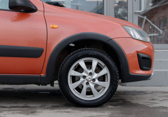 Подержанный автомобиль LADA (ВАЗ) Kalina Hatchback 2015 года (9 фото)