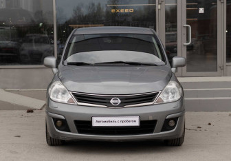 Подержанный автомобиль Nissan Tiida Hatchback 2013 года (2 фото)
