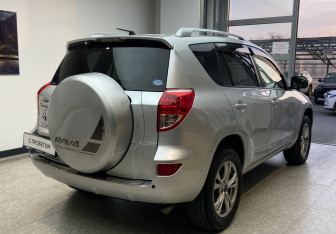 Подержанный автомобиль Toyota RAV4 2006 года (5 фото)