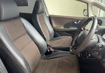 Подержанный автомобиль Honda Fit Shuttle 2012 года (8 фото)