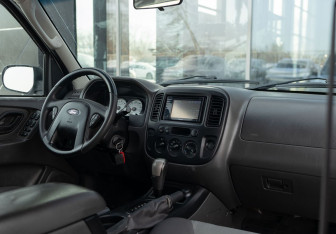 Подержанный автомобиль Ford Escape 2005 года (10 фото)
