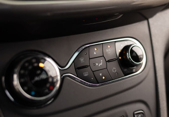 Подержанный автомобиль Renault Sandero 2017 года (14 фото)