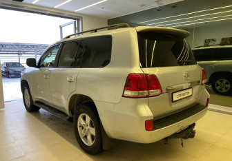 Подержанный автомобиль Toyota Land Cruiser Suv 2010 года (6 фото)