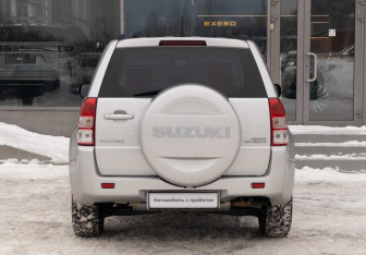 Подержанный автомобиль Suzuki Grand Vitara 2010 года (6 фото)