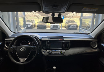 Подержанный автомобиль Toyota RAV4 2018 года (8 фото)