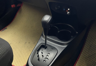 Подержанный автомобиль Toyota Vitz 2015 года (12 фото)