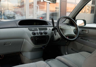 Подержанный автомобиль Toyota Vista Wagon 1998 года (10 фото)