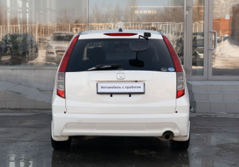 Подержанный автомобиль Honda Stream 2007 года (6 фото)