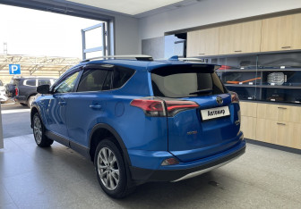 Подержанный автомобиль Toyota RAV4 2016 года (6 фото)