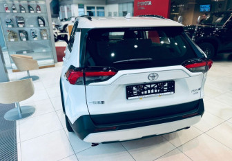 Новый Toyota RAV4 2025 (4 фото)