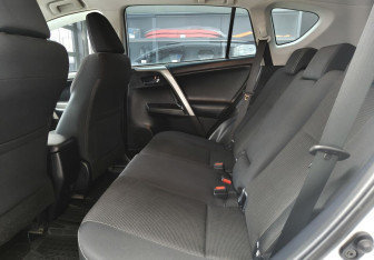 Подержанный автомобиль Toyota RAV4 2018 года (13 фото)