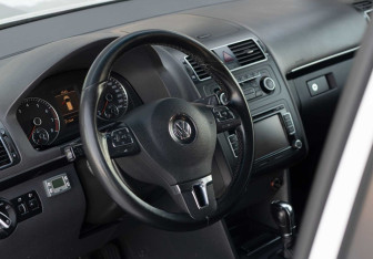 Подержанный автомобиль Volkswagen Touran 2011 года (11 фото)