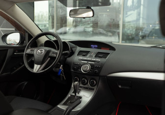 Подержанный автомобиль Mazda 3 Sedan 2011 года (10 фото)