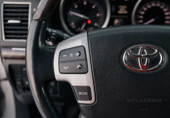 Подержанный автомобиль Toyota Land Cruiser Suv 2013 года (12 фото)