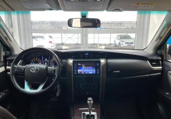 Подержанный автомобиль Toyota Fortuner 2019 года (13 фото)