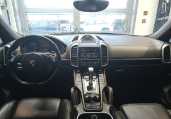 Подержанный автомобиль Porsche Cayenne 2012 года (8 фото)