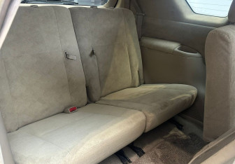 Подержанный автомобиль Toyota Ipsum 2002 года (13 фото)