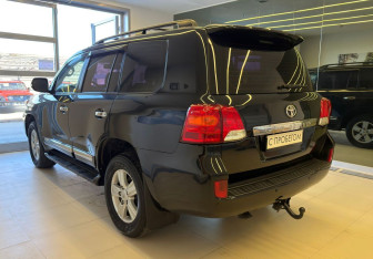 Подержанный автомобиль Toyota Land Cruiser Suv 2012 года (5 фото)